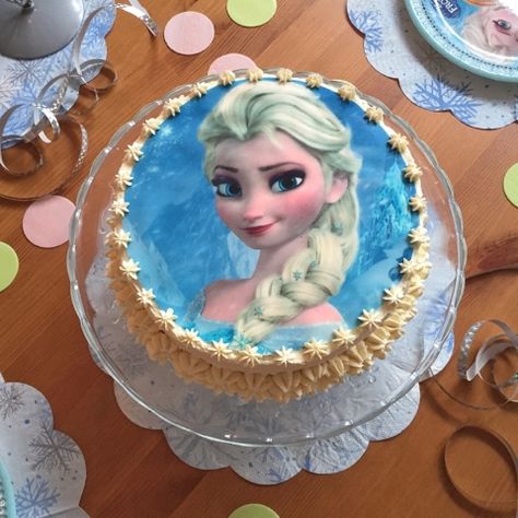 olles *Himmelsglitzerdings*: Elsa Törtchen die 2. - Eiskönigin Torte mit Smartiesfüllung Frozen Torte, Elsa Torte, Anna Und Elsa, Elsa Cakes, Cake Decorating Designs, 4th Birthday, Confetti, Cake Decorating, Frozen