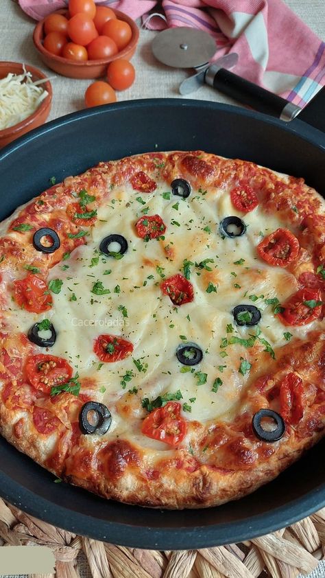 Como hacer tu #pizza casera en #sartén, de manera sencilla y más rápida sin necesidad de encender el horno ¡Te sorprenderá! Pizza Vegana, Mini Pizzas, Mini Pizza, Vegetable Pizza, Food And Drink, Pizza, Pizzas