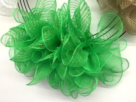 Mesh Flowers, Deco Mesh Crafts, Mesh Ribbon Wreaths, Deco Mesh Wreaths Tutorials, Deco Mesh Wreaths Diy, Tulle Wreath, Mesh Wreath Tutorial, Door Diy, Mesh Wreath Diy