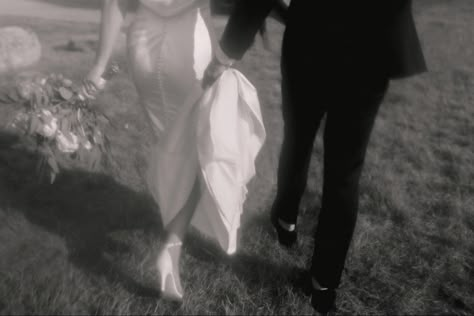 Wedding Dress Old Hollywood, Old Hollywood Wedding Dress, Classy Photos, Cool Girl Wedding, Black Tux Wedding, Film Wedding Photos, Edgy Wedding, Old Hollywood Wedding, Wedding Tux