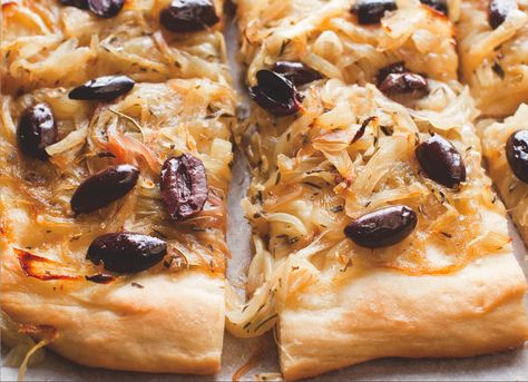 That's One French Tart. Make This Pissaladière Recipe - Food Republic Pissaladiere Recipe, Zucchini Pizza Recipes, Baking Savory, Caramelised Onion Tart, French Tart, Food Republic, Onion Tart, Caramelized Onion, Vegetarian Appetizers