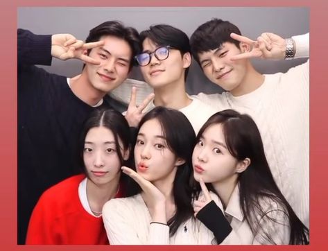 6 People Friend Group, Lee Chaemin, Ulzzang Friends, Polaroid Photo Booths, Hoodie Outfit Casual, Like A G6, Korean Friends, Friendship Pictures, Siblings Goals