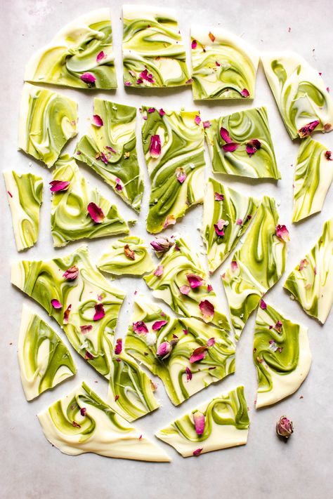 White Chocolate Matcha Swirl Bark with Rose Petals – ITO EN Matcha Oatmeal, Matcha Breakfast, White Chocolate Matcha, Green Tomato Relish, Matcha Hot Chocolate, Yogurt Shake, Matcha White Chocolate, Japanese Wagashi, White Chocolate Bark