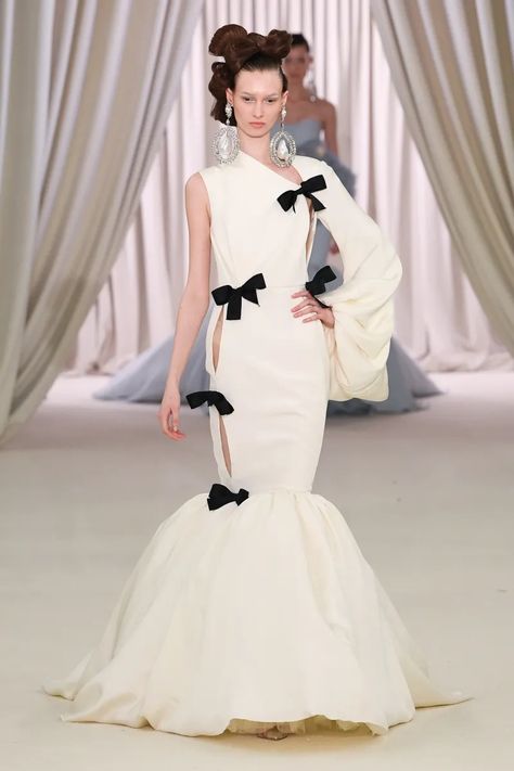 Corset Gowns, Couture Spring 2023, Black And White Gown, Giambattista Valli Couture, Giambattista Valli Haute Couture, Gender Fluid Fashion, Alternative Wedding Dresses, Fashion Gowns, Runway Dresses