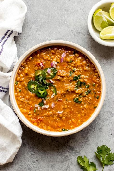 Meatless lentil chili with only 10-ingredients! So easy and filling. #lentilchili #veganchili #meatlesschili #lentilrecipe Green Lentil Chili, Lentil Recipes Mexican, Lentil Chips Recipe, Chili With Lentils, Red Lentil Chili, Lentil Chilli, Lentil Chili Recipe, Meatless Chili, Lentil Chips