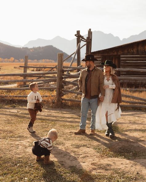 When @joannamorrisphoto meets you in Jackson Hole and captures the family photos of your dreams 🏔️ Western Family Photo Outfits, Jackson Hole Wyoming Fall, Western Family Photoshoot, Family Photos Western, Jackson Hole Outfits, Hole Outfits, Western Family Photos, Newborn Photos Family, Fall Looks For Women