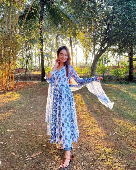 Suit Poses, Anushka Sen, Traditional Indian Dress, Casual Indian Fashion, Desi Fashion Casual, Fashion Top Outfits, Traditional Indian Outfits, Stylish Photo Pose, Photo Pose Style