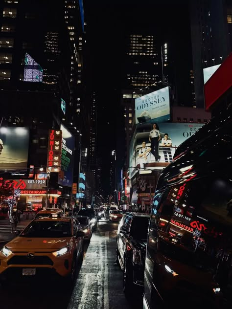 New York City Lights At Night, New York Night Life Aesthetic, Night Life Nyc, New Your City Night, Nyc Night Out, New York At Night Aesthetic, Nyc At Night Aesthetic, New York Night Aesthetic, Late Night City Vibes