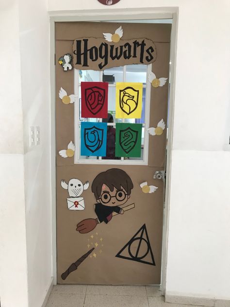 Classrom Harry Potter Harry Potter Birthday Decorations Free Printables, Harry Potter Door Decorations Classroom, Harry Potter School Decorations, Harry Potter Classroom Door, Harry Potter Door Decorations, Harry Potter Classroom Decorations, Kindergarten Hallway, Harry Potter Birthday Decorations, Harry Potter Door