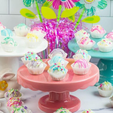 Check out how easy it is to make pretty bite sized Easter themed Cake Balls for your Spring dessert. Easter Cake Balls, Homemade Buttercream Frosting, Spring Dessert, Keylime Pie Recipe, Cake Pops How To Make, Vanilla Cake Mixes, Bite Size Desserts, Cake Bites, Spring Desserts