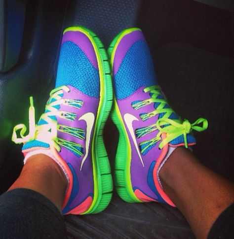 Colorful #nikes #nikeid Neon Nike Shoes, Neon Nike, Urban Apparel, Estilo Fitness, Design Moda, Nike Free Run, Roshe Run, Nike Shoes Cheap, Nike Free Shoes