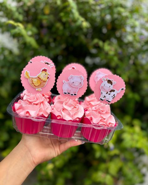 Atualizando nossos cupcakes personalizados. 🌈🌸😍 #cupcakes