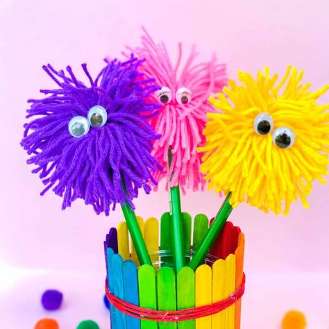 Easy DIY Yarn Pencil Toppers, a simple project for decorating pencils and pens with a homemade craft pom pom. Most ages. Kids Crafts For Boys, Pencil Toppers Diy, Pencil Topper Crafts, Easy Kids Crafts, Yarn Crafts For Kids, Pen Toppers, Toppers Diy, Cute Pencil Case, Pen Diy