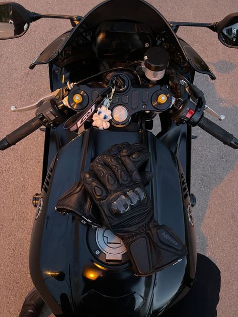 Image Moto, Bike Aesthetic, Crotch Rocket, Motorcycle Aesthetic, Biker Aesthetic, Biker Boys, Biker Love, Pretty Bike, Biker Men