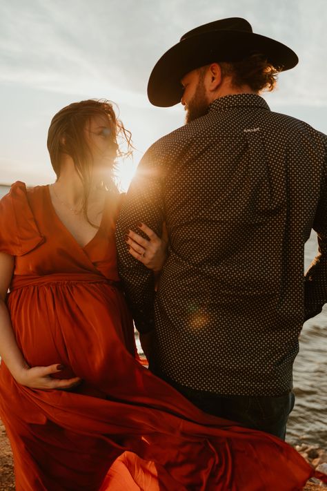 Maternity Photography Poses Couple Plus Size, Maternity Photography Golden Hour, Plus Size Maternity Photos, Maturity Photoshoot, Golden Hour Maternity Shoot, Couples Prompts, Couples Maternity Photos, Fall Maternity Pictures, Maternity Photography Poses Outdoors