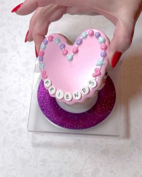 Christine J. Bodouva on Instagram: "Here’s another cute friendship bracelet cookie! I love this trend! Swipe ➡️ for a tutorial of my favorite way to make flat beads! . . . . . . . . .  #cookiedecoratingvideo  #royalicingcookies  #customsugarcookies #valentinescookies #valentinesdaycookies #cookietutorial #portwashingtoncookies   #swiftie #friendshipbraceletcookies #friendshipbracelets" Friendship Bracelet Sugar Cookies, Friendship Bracelet Cookies, Friendship Cookies Decorated, Swift Party, Icing Transfers, Valentines Cookies, Cute Friendship, Royal Iced Cookies, Royal Icing Transfers