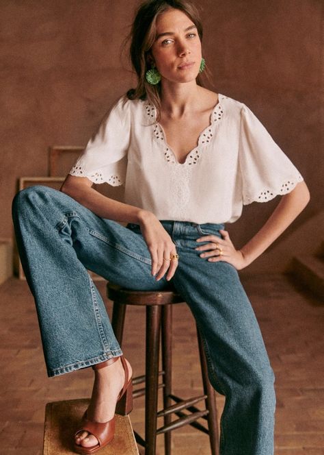 Kibbe Romantic Shirts, Feminine Shirts Blouses, Ingenue Clothing Style, Feminine Shoes Casual, Timeless Fashion Outfit Ideas Summer, Feminine Vintage Aesthetic, Feminine Vintage Outfits, Artist Fashion Aesthetic, Soft Natural Casual Outfit