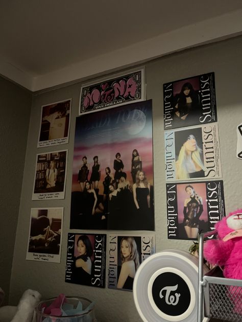 Twice Wall Decor, Twice Bedroom, Room Ideas Kpop Aesthetic, Twice Room Decor Kpop, Twice Room Decor, Twice Room, Polaroids Aesthetic, 1989 Polaroids, Poster Twice