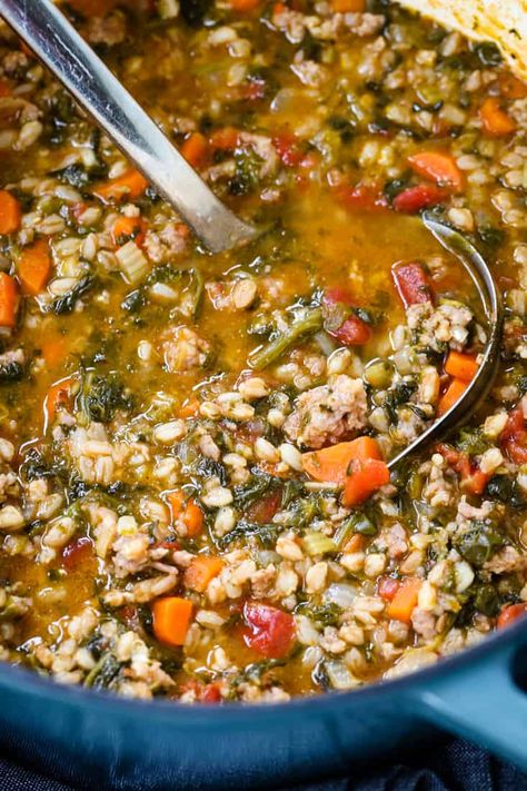 Farro Recipes Healthy, Farro Soup, Soup With Spinach, Farro Recipes, Hearty Soup Recipes, Soups Stews Chilis, Soup With Ground Beef, Comforting Soup, Italian Soup