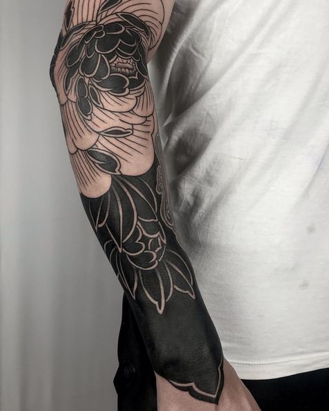 Blacked Out Tattoo Cover Up, Arm Tattoos Japanese, Arm Tattoos Black, Tato Tradisional, Tattoo Sleeve Filler, Tattoo Over Scar, Tattoo Japanese Style, Quarter Sleeve Tattoos, Back Of Arm Tattoo