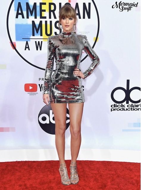 TAYLOR in Metal Autumn Fall Outfits, Helen George, Taylor Swift Dress, Taylor Swift Legs, Shantel Vansanten, Taylor Outfits, Taylor Swift New, Estilo Taylor Swift, Romee Strijd