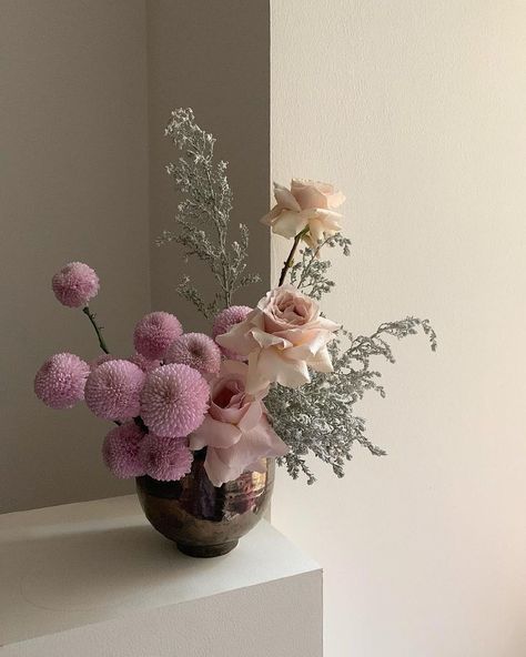 Arreglos Ikebana, Living Room Interior Design, Flower Vase Arrangements, Vase Arrangements, Flower Therapy, Beautiful Flower Arrangements, Design Magazine, Deco Floral, Room Interior Design