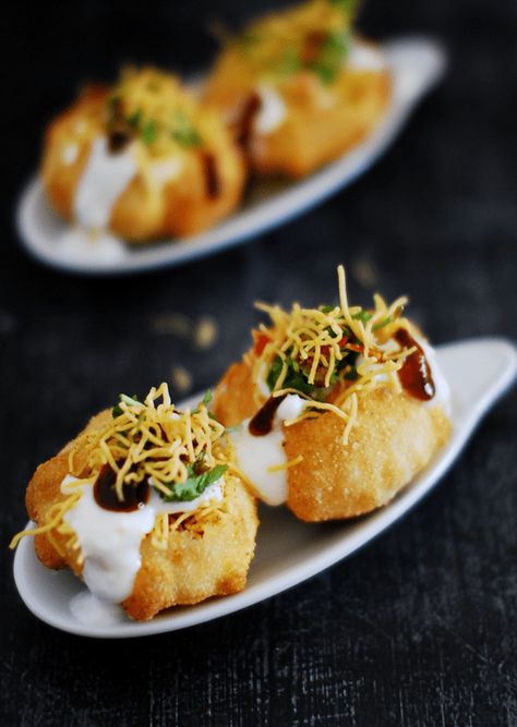 Dahi Puri, Desi Street Food, Puri Recipes, Pani Puri, Chaat Recipe, Indian Street, Indian Street Food, Indian Snacks, Indian Snack Recipes