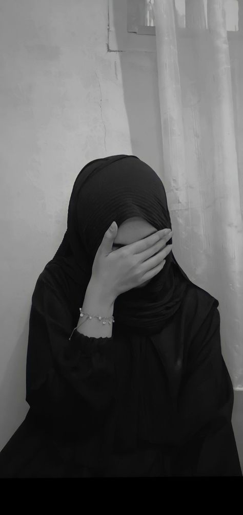 Face Hidden Poses Aesthetic Hijab, Hijab Hide Face Dp Aesthetic, Hajibi Girl Aesthetic, Hijab Face Hidden Dp, Hijab Girl Snaps, Hijaab Pics For Dp, Nakab Muslim Dp, Naqab Dp Aesthetic, Hijabi Dp For Instagram