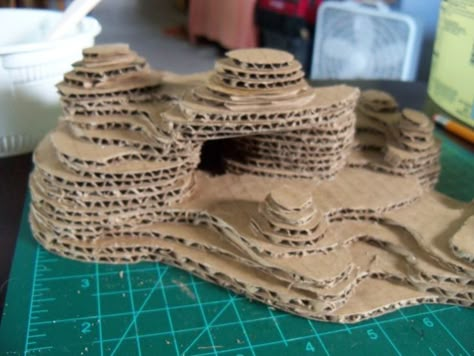 Miniature Landscape Diy, D&d Diorama, Model Making Techniques, Diroma Ideas, Diorama Ideas Diy, Cardboard Diorama, Cave Diorama, Diy Cave, Cardboard Miniatures