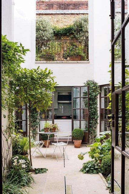 Courtyard Garden & Roof Terrace. Small Garden Design Ideas . Two adjoining town houses were combined to create this modern Chelsea home Patio Chico, Rustic Outdoor Decor, Small City Garden, Townhouse Garden, Enclosed Patio, London Garden, Small Courtyards, Patio Interior, Terrace Design