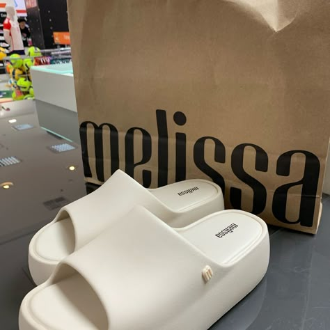 sandália melissa.                                          nunca usada, comprada há 1 mês. motivo da venda: não consegui trocar pelo meu tamanho e vou pedir no site. Melissa Sandals, All Stars Converse, Melissa Shoes, Platform Slides, Just Girl Things, Stylish Shoes, Birthday Outfit, True Beauty, New Outfits