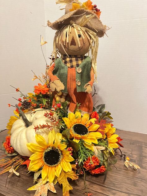 Scarecrow Centerpiece Ideas, Fall Sunflower Centerpieces, Fall Tablescapes Autumn Centerpieces, Mcdonough Georgia, Halloween Centerpieces, Sunflower Centerpieces, Pumpkin Arrangements, Unique Thanksgiving, Fall Scarecrows