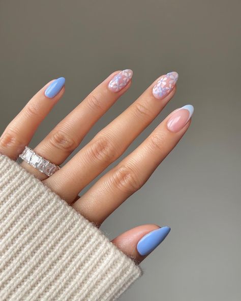 mixed blue blossoms 🩵 inspired by @phoebesummernails Using @leminimacaron *code ALISON15 Blush Milkshake Bleu Ciel Fleur Bleue ———— *aff #bluenails #springnails #flowers #nailart #frenchtips #gelnails #leminimacaron #nailinspo #spring #blue #monochrome #explore #nails #minimalnails Basic Nails, Minimal Nails, Almond Acrylic Nails, Acrylic Designs, Beach Nails, Simple Nail Designs, Minimalist Nails, Flower Nails, Almond Nails