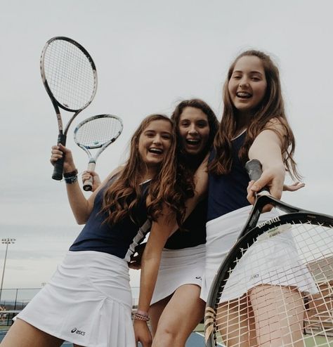 Tennis Photoshoot Ideas Friends, Tennis Team Photos, Tennis Media Day Poses, Tennis Team Pictures, Tennis Fashion Photography, Tennis Instagram, Tennis Poses, Tennis Senior Pictures, Tennis Court Photoshoot