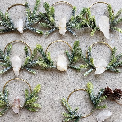 Crystal Christmas Decorations, Gemstone Christmas Ornaments, Diy Crystal Ornaments, Diy Boho Ornaments, Pagen Holidays, Yule Wreaths, Witchy Ornaments, Crystal Ornaments Diy, Miniature Wreaths