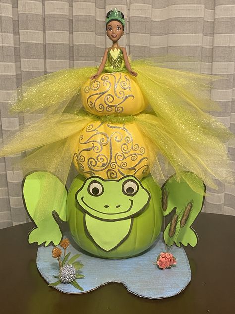 Princess And The Frog Pumpkin, Tiana Pumpkin, Frog Pumpkin Painting, Frog Pumpkin Carving, Disney Pumpkin Ideas, Frog Pumpkin, Pumpkins Designs, Halloween At Work, Disney Pumpkin Painting