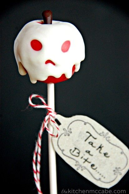 The Kitchen McCabe: Poisoned Apple Cake Pops Cake On A Stick, Snack Halloween, Spooky Halloween Cakes, Apple Cake Pops, Disney Inspired Recipes, Poisoned Apple, Postres Halloween, Recetas Halloween, Wallpaper Food