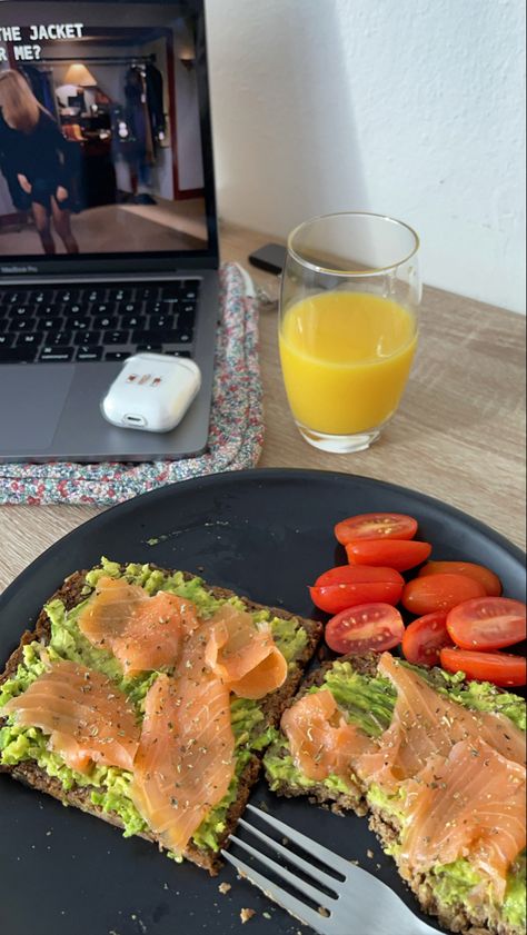 Breakfast Salmon, Healthy Food Pictures, Breakfast Pictures, Salmon Breakfast, Healthy Food Photography, Plats Healthy, Meal Prep Snacks, Healthy Menu, Salmon Dishes