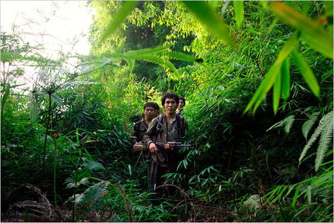 Soldiers of the Pathet Lao in the Laotian jungle. Jungle Warfare Soldiers, Vietnam Jungle, Jungle Warriors, Jungle Images, Ho Chi Minh Trail, Jungle Scene, Southeast Asia, Laos, Trekking