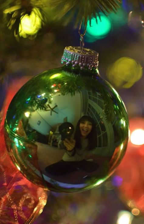 Christmas Selfies Instagram, Photos With Christmas Lights, Xmas Shoot Ideas, Christmas Reference Photo, Christmas Self Portrait Ideas, Christmas Selfie Ideas, Christmas Light Pictures, Christmas Portrait Ideas, Christmas Photos At Home