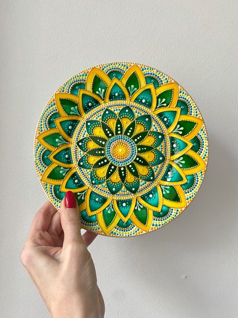 Hand painted plate for wall decoration 💚 Was painted with acrylic relief liners and stained glass paints. Shipping all the world. 18 cm - 130$ Painting Plates With Acrylic Paint, Fevicryl Glass Colours Painting, Lippan Art Tea Coasters, Lippan Art On Round Mdf Board, Madhubani Wall Plates, Clear Glass Plates, Art Classroom Decor, Plate Wall Decor, Stained Glass Paint