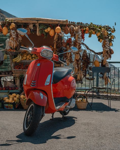 Wind in my hair 💨, sun on my skin ☀️ and the feeling of ‘la dolce vita’ on our own red Vespa.🛵♥️ - sounds great right? (Werbung | Ad) Together with @dervespatrip you can experience all this on the amalfi coast in italy 🇮🇹 🍋 Of course, in addition to a breathtaking view of the Amalfi coast, plenty of pizza 🍕, ice cream 🍦 and Aperol Spritz🍊are a must for a perfect Italian summer. Would you also like to experience the perfect Italian summer on the Amalfi Coast on your own red Vespa without ha... Red Vespa, Wind In My Hair, The Amalfi Coast, Italian Summer, Aperol Spritz, Positano, My Skin, Amalfi Coast, Amalfi