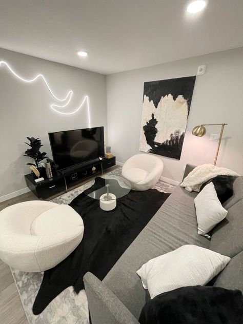 Studio Apartment Decorating Ideas On A Budget, Apartment Decorating Cute Bedroom, Modern Black Apartment Decor, Studio Apartment Ideas Black And White, Living Room Ideas Black And Gold, Apartment Decorating Black And Gold, Black Aesthetic Apartment Decor, Black White And Gold Apartment, Black And White Aesthetic Apartments