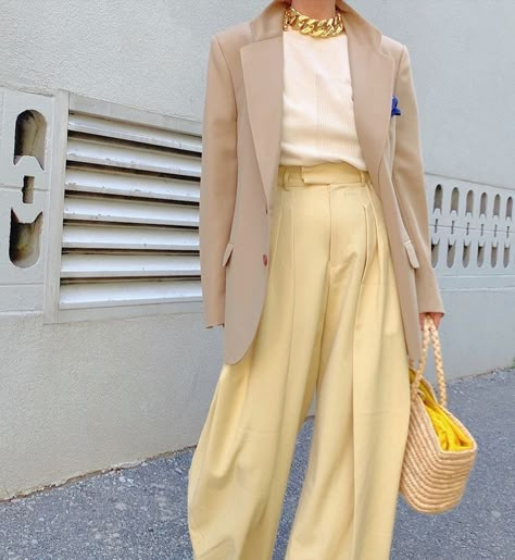 Yellow Pants Outfit Street Style, Yellow Trousers Outfit, Yellow Blazer Outfit, Yellow Pants Outfit, Neutral Color Outfits, Outfits Pastel, Yellow Outfits, Aesthetic 2023, Yellow Clothes