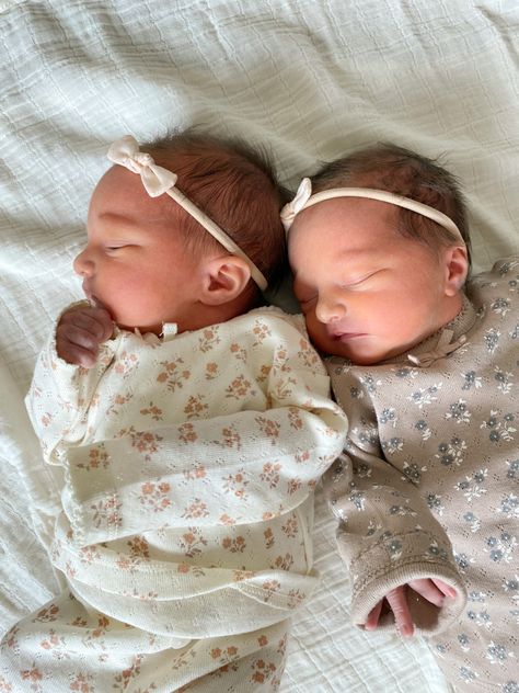 Baby twins, identical twin girls, baby girl twins, newborn twin aesthetic Non Identical Twins, Family With Twins Aesthetic, Twin Baby Girls Aesthetic, Newborn Twins Aesthetic, Twin Baby Girls Newborns, Twins Girls Aesthetic, Twins Aesthetic Sisters, Twin Baby Aesthetic, Twin Aesthetic Sisters