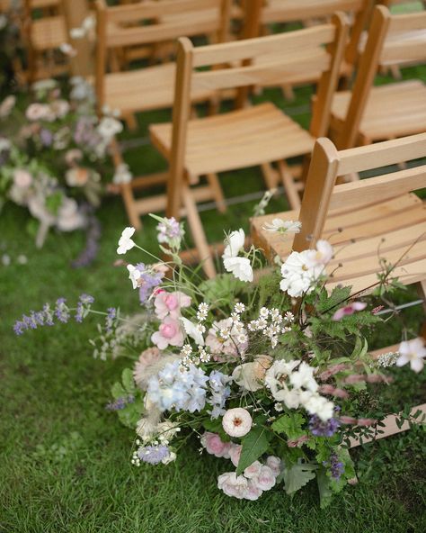 Aisle meadows, full of late summer goodness! Roses, Zinnias, Delphs and lots and lots of grasses! All sourced from the UK, which makes me super proud 🫶🏼✨ Photographer @weddingsbyclairemenary Flower growers @hortuspoeticus @marlston_farmgirl @rosebiemortonflowerstrade @highcroftnurseries Venue @watersedgewedding Aisle Meadows, Meadow Bouquet, Wild Flower Meadow, Flower Meadow, Fairy Wedding, Farm Girl, Wild Flower, Late Summer, Grasses