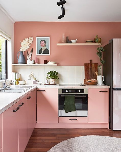 Homes to Love NZ on Instagram: “A pink kitchen makes a bold statement in this coastal home Image by Wendy Fenwick for @yourhomeandgarden #kitchen #pinkkitchen…” Pink Kitchen Ideas, Pink Cabinets, Small Kitchen Design, Sage Green Kitchen, Pastel Kitchen, Oak Kitchen Cabinets, White Countertops, Pink Kitchen, Coastal Home