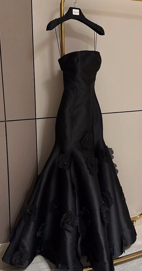 Ball Party Outfit, Gown For Farewell Party In School, Dark Gown Aesthetic, Classy Silk Outfits, Timeless Dresses Casual, Elegant Dresses Classy Black, Accessories For Black Dress Formal, Dress Party Elegant Glamour, Black Prom Dress Classy