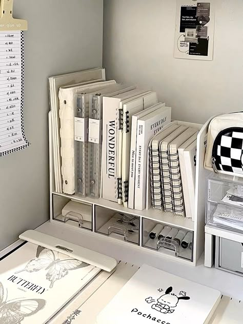 Pochacco Bedroom, Aesthetic Stationary Organization, University Room Ideas, Desk Top Decor, Binder Decoration, Room Organisation, Study Desk Decor, Study Corner, Aesthetic Study