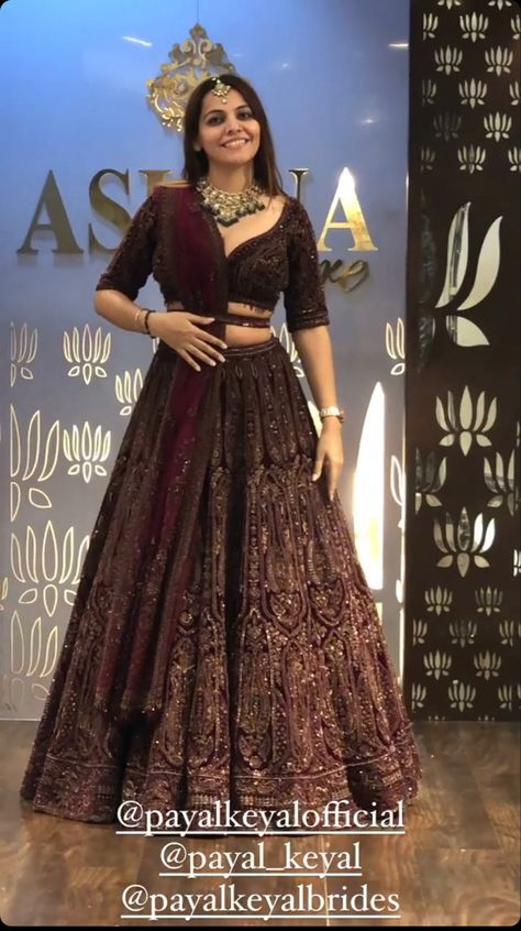 Sangeet Lehenga For Bride Sister, Valima Outfit, Zuhair Murad Wedding Dresses, Bridal List, Zuhair Murad Wedding, Indian Reception Outfit, Indian Wedding Reception Outfits, Casual Outfit Summer, Fancy Gown